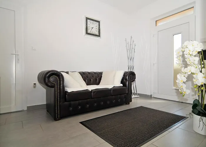 Silver Apartment *